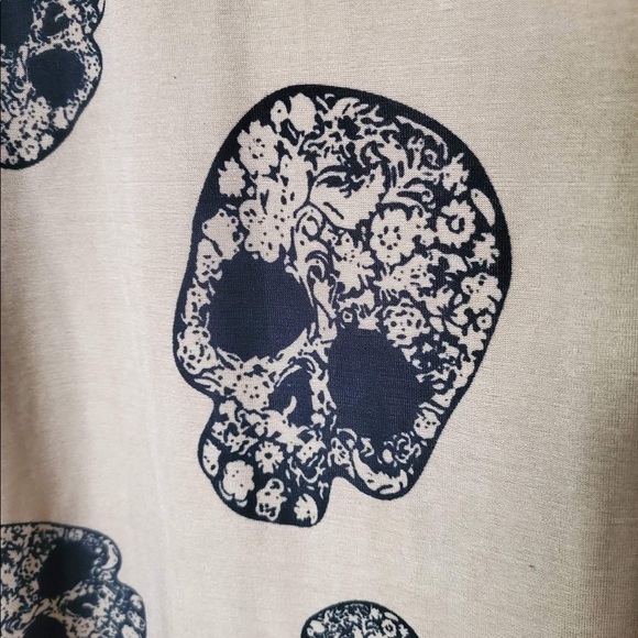 NWOT. Summer must have. Size M. Skull design. - Picture 3 of 4